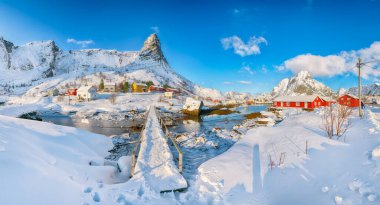 Hammarskaftet Dağı Tepesi 'nde, Gravdalbukta Körfezi' nin üzerinde yaya köprüsü olan harika bir kış manzarası var. Konum: Reine, Lofoten; Norveç, Avrupa