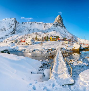 Hammarskaftet Dağı tepesinde, Gravdalbukta körfezinin üstündeki yaya köprüsü ile muhteşem bir kış manzarası var. Konum: Reine, Lofoten; Norveç, Avrupa