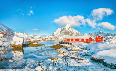 Reine Köyü ve Gravdalbukta Körfezi 'nde kırık buzla nefes kesici kış manzarası. Arka planda karlı dağ zirveleri. Konum: Reine, Lofoten; Norveç, Avrupa