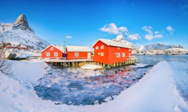 Reine Köyü ve Gravdalbukta Körfezi 'nde kırık buzla nefes kesici kış manzarası. Arka planda karlı dağ zirveleri. Konum: Reine, Lofoten; Norveç, Avrupa