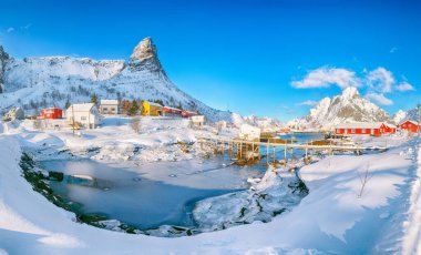 Hammarskaftet Dağı tepesinde, Gravdalbukta körfezinin üstündeki yaya köprüsü ile muhteşem bir kış manzarası var. Konum: Reine, Lofoten; Norveç, Avrupa