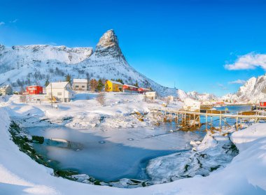 Hammarskaftet Dağı Tepesi 'nde, Gravdalbukta Körfezi' nin üzerinde yaya köprüsü olan harika bir kış manzarası var. Konum: Reine, Lofoten; Norveç, Avrupa
