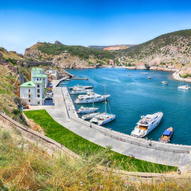 Sivastopol 'daki Ceneviz kalesi Chembalo' dan gelen yatlarla Balaklava koyunun göz kamaştırıcı manzarası. Kırım