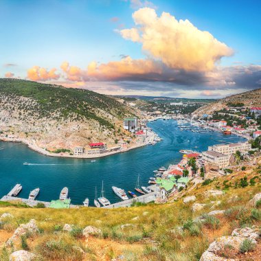 Sivastopol şehrindeki Ceneviz kalesi Chembalo 'nun yatları ve kalıntılarıyla Balaklava koyunun panoramik manzarası. Kırım