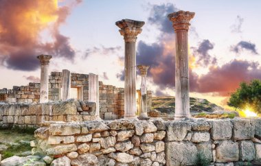 Antik Çersonlar 'daki Basilika harabelerinin üzerinde fantastik bir gün batımı - ulusal tarihi ve arkeolojik rezerv. Sivastopol. Kırım