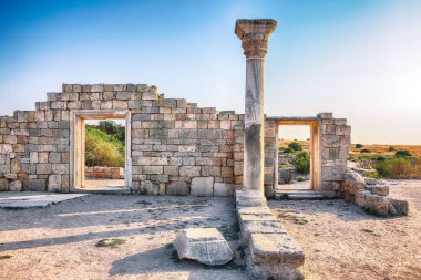 Antik Çersonlar 'daki Basilika harabelerinin üzerinde fantastik bir gün batımı - ulusal tarihi ve arkeolojik rezerv. Sivastopol. Kırım