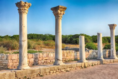 Antik Çersonlar 'daki Basilika harabelerinin üzerinde fantastik bir gün batımı - ulusal tarihi ve arkeolojik rezerv. Sivastopol. Kırım