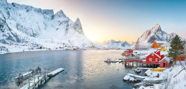 Reine kasabasının muhteşem akşam manzarası. Reinefjorden sahilinde kırmızı ajanlar var. Lofotens 'ta popüler bir seyahat yeri. Konum: Reine, Lofoten; Norveç, Avrupa
