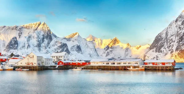 Arka planda liman ve karlı dağ zirveleriyle Hamnoy köyünün şaşırtıcı kış manzarası. Konum: Hamnoy, Moskenesoya, Lofoten; Norveç, Avrupa