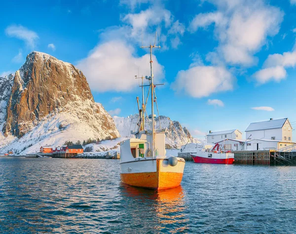 Arka planda Liman ve Festhaeltinden Dağı ile Hamnoy köyünün muhteşem kış manzarası. Konum: Hamnoy, Moskenesoya, Lofoten; Norveç, Avrupa