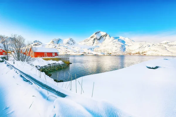 Moskenesoya ve Flakstadoya adalarını ayıran Sundstraumen boğazındaki balıkçı köyünün büyüleyici kış manzarası. Konum: Flakstadoya Adası, Lofoten; Norveç, Avrupa