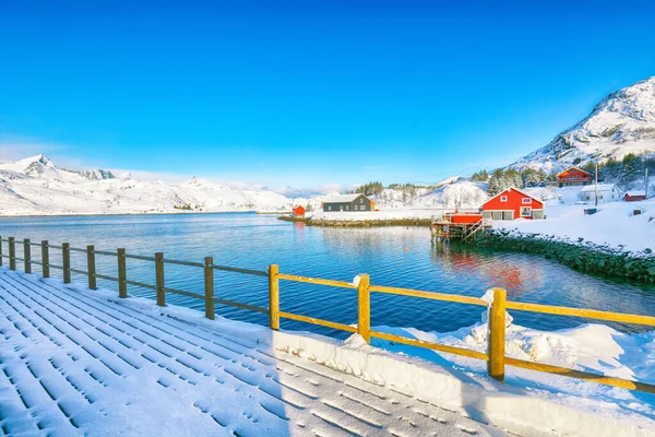 Moskenesoya ve Flakstadoya adalarını ayıran Sundstraumen boğazındaki balıkçı köyünün büyüleyici kış manzarası. Konum: Flakstadoya Adası, Lofoten; Norveç, Avrupa