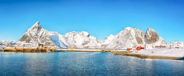 Arka planda Sakrisoy köyü ve karlı dağların kış manzarası. Lofotens 'ta popüler bir turizm merkezi. Konum: Sakrisoy, Moskenesoya, Lofoten; Norveç, Avrupa