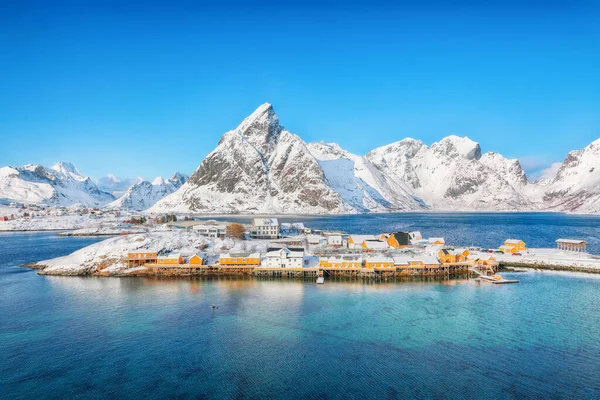 Arka planda Sakrisoy köyü ve karlı dağların muhteşem kış manzarası. Lofotens 'ta popüler bir turizm merkezi. Konum: Sakrisoy, Moskenesoya, Lofoten; Norveç, Avrupa