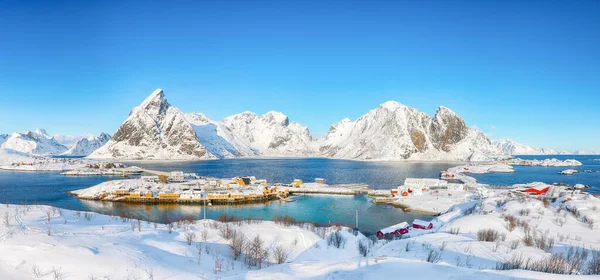 Arka planda Sakrisoy köyü ve karlı dağların muhteşem kış manzarası. Lofotens 'ta popüler bir turizm merkezi. Konum: Sakrisoy, Moskenesoya, Lofoten; Norveç, Avrupa