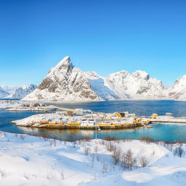 Arka planda Sakrisoy köyü ve karlı dağların muhteşem kış manzarası. Lofotens 'ta popüler bir turizm merkezi. Konum: Sakrisoy, Moskenesoya, Lofoten; Norveç, Avrupa