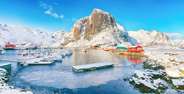 Arka planda Liman ve Festhaeltinden Dağı ile Hamnoy köyünün muhteşem kış manzarası. Konum: Hamnoy, Moskenesoya, Lofoten; Norveç, Avrupa