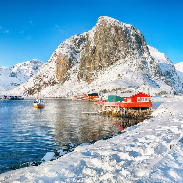 Hamnoy köyünde kış manzarası ve arka planda Festhaeltinden dağı. Konum: Hamnoy, Moskenesoya, Lofoten; Norveç, Avrupa