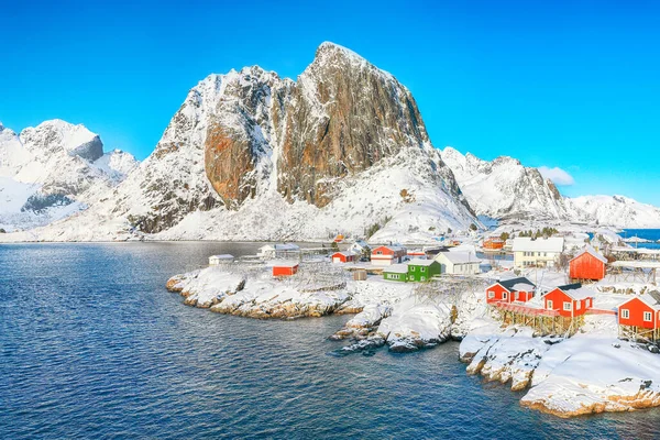 Arka planda Hamnoy köyü ve Festhaeltinden dağı manzaralı. Lofotens 'ta popüler bir turizm merkezi. Konum: Hamnoy, Moskenesoya, Lofoten; Norveç, Avrupa