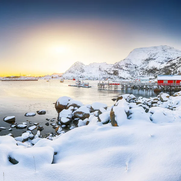 Moskenes köyünün feribot limanıyla muhteşem kış manzarası. Lofotens 'ta popüler bir seyahat yeri. Konum: Sorvagen, Moskenes, Lofoten; Norveç, Avrupa