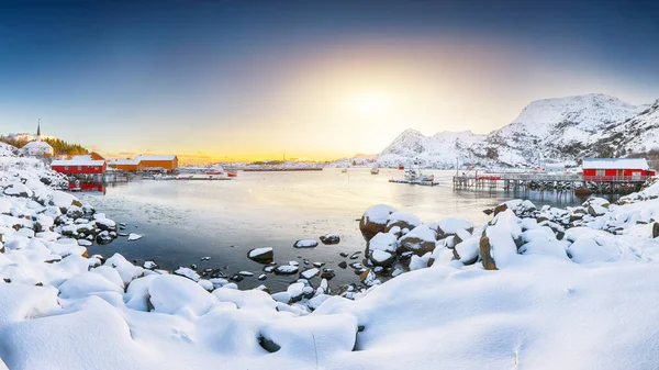 Moskenes köyünün feribot limanı ve ünlü Moskenes kilisesi ile muhteşem kış manzarası. Lofotens 'ta popüler bir seyahat yeri. Konum: Sorvagen, Moskenes, Lofoten; Norveç, Avrupa