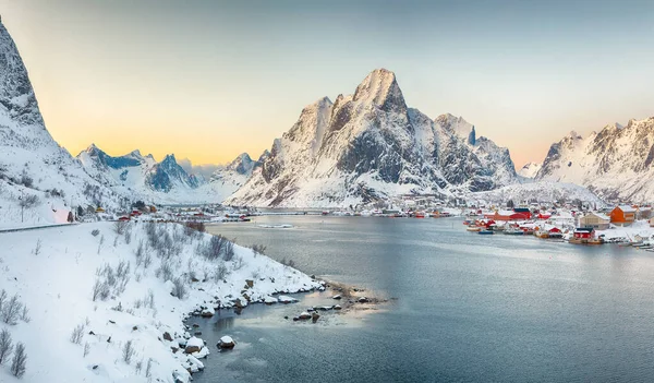 Reine kasabasının muhteşem akşam manzarası. Reinefjorden sahilinde kırmızı ajanlar var. Lofotens 'ta popüler bir seyahat yeri. Konum: Reine, Lofoten; Norveç, Avrupa