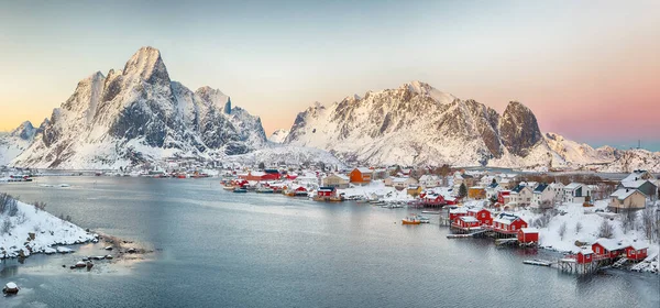 Reine şehrinin dramatik akşam manzarası. Reinefjorden sahilinde kırmızı ajanlar var. Lofotens 'ta popüler bir seyahat yeri. Konum: Reine, Lofoten; Norveç, Avrupa