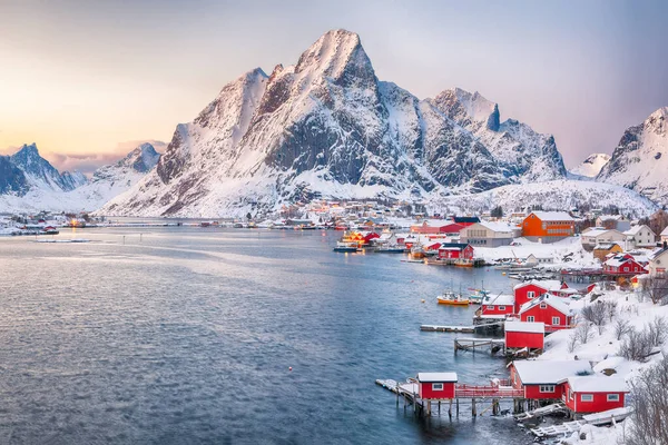 Reine şehrinin dramatik akşam manzarası. Reinefjorden sahilinde kırmızı ajanlar var. Lofotens 'ta popüler bir seyahat yeri. Konum: Reine, Lofoten; Norveç, Avrupa