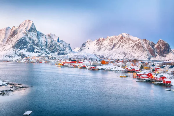 Reine şehrinin dramatik akşam manzarası. Reinefjorden sahilinde kırmızı ajanlar var. Lofotens 'ta popüler bir seyahat yeri. Konum: Reine, Lofoten; Norveç, Avrupa