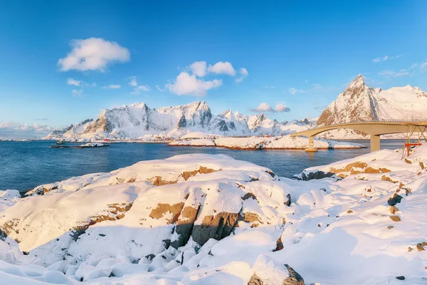 Reine ve Sakrisoya köylerinde panoramik kış manzarası ve Olenilsoya adasına köprü. Lofotens 'ta popüler bir turizm merkezi. Konum: Hamnoy, Moskenesoya, Lofoten; Norveç, Avrupa