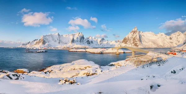 Reine, Sakrisoya ve Hamnoy köylerinde kış manzarası ve Olenilsoya adasına köprü. Konum: Hamnoy, Moskenesoya, Lofoten; Norveç, Avrupa