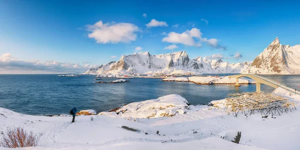 Reine ve Sakrisoya köylerinde panoramik kış manzarası ve Olenilsoya adasına köprü. Lofotens 'ta popüler bir turizm merkezi. Konum: Hamnoy, Moskenesoya, Lofoten; Norveç, Avrupa