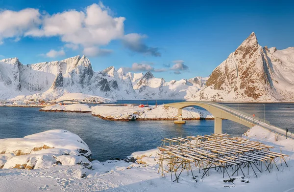 Reine ve Sakrisoya köylerinde panoramik kış manzarası ve Olenilsoya adasına köprü. Lofotens 'ta popüler bir turizm merkezi. Konum: Hamnoy, Moskenesoya, Lofoten; Norveç, Avrupa