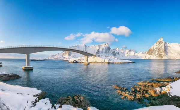 Hamnoy köyünde panoramik kış manzarası ve Olenilsoya adasına köprü. Lofotens 'ta popüler bir turizm merkezi. Konum: Hamnoy, Moskenesoya, Lofoten; Norveç, Avrupa