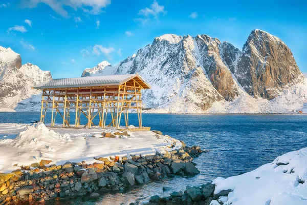 Arka planda Sakrisoy köyü ve karlı dağların nefes kesici kış manzarası. Lofotens 'ta popüler bir turizm merkezi. Konum: Sakrisoy, Moskenesoya, Lofoten; Norveç, Avrupa