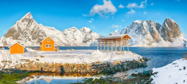 Arka planda Sakrisoy köyü ve karlı dağların nefes kesici kış manzarası. Lofotens 'ta popüler bir turizm merkezi. Konum: Sakrisoy, Moskenesoya, Lofoten; Norveç, Avrupa