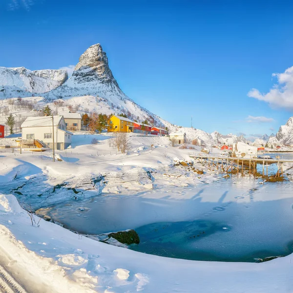 Hammarskaftet Dağı Tepesi 'nde, Gravdalbukta Körfezi' nin üzerinde yaya köprüsü olan harika bir kış manzarası var. Konum: Reine, Lofoten; Norveç, Avrupa