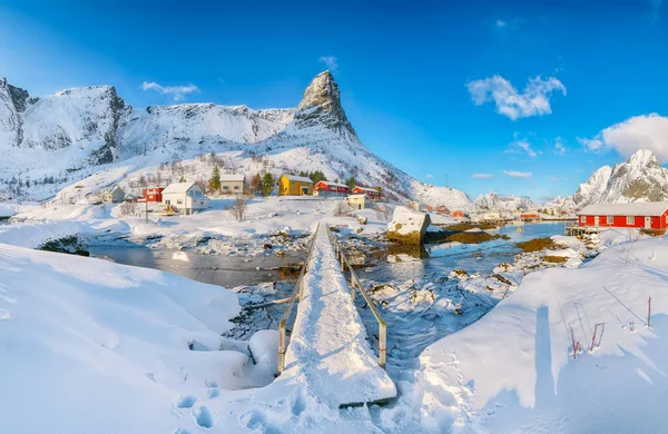 Hammarskaftet Dağı tepesinde, Gravdalbukta körfezinin üstündeki yaya köprüsü ile muhteşem bir kış manzarası var. Konum: Reine, Lofoten; Norveç, Avrupa