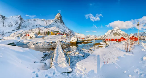 Hammarskaftet Dağı Tepesi 'nde, Gravdalbukta Körfezi' nin üzerinde yaya köprüsü olan harika bir kış manzarası var. Konum: Reine, Lofoten; Norveç, Avrupa