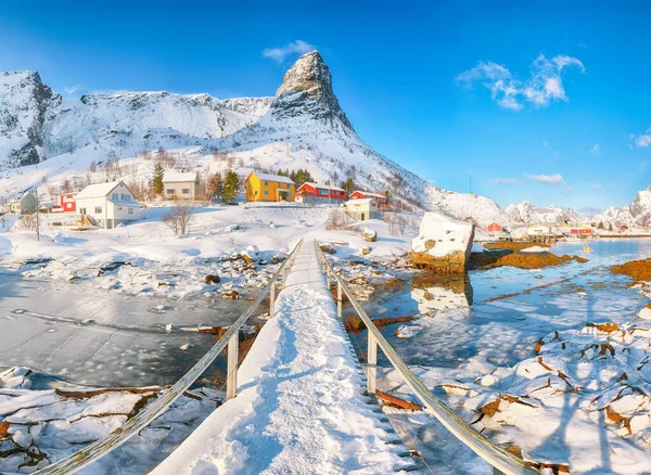 Hammarskaftet Dağı Tepesi 'nde, Gravdalbukta Körfezi' nin üzerinde yaya köprüsü olan harika bir kış manzarası var. Konum: Reine, Lofoten; Norveç, Avrupa