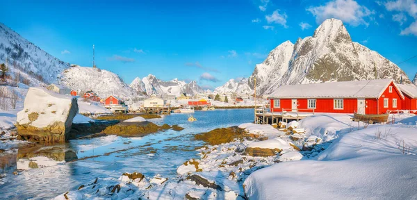 Reine Köyü ve Gravdalbukta Körfezi 'nde kırık buzla nefes kesici kış manzarası. Arka planda karlı dağ zirveleri. Konum: Reine, Lofoten; Norveç, Avrupa