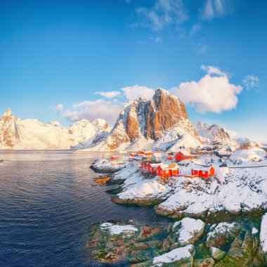 Arka planda Hamnoy Köyü ve Festhaeltinden Dağı 'nın muhteşem kış manzarası. Lofotens 'ta popüler bir turizm merkezi. Konum: Hamnoy, Moskenesoya, Lofoten; Norveç, Avrupa