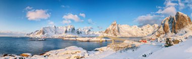 Reine, Sakrisoya ve Hamnoy köylerinde panoramik kış manzarası ve Olenilsoya adasına köprü. Konum: Hamnoy, Moskenesoya, Lofoten; Norveç, Avrupa
