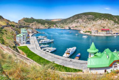 Sivastopol 'daki Ceneviz kalesi Chembalo' dan gelen yatlarla Balaklava koyunun göz kamaştırıcı manzarası. Kırım