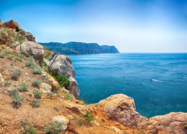 Sivastopol 'daki Balaklava körfezi yakınlarındaki kırsal manzaralar. Güzel açık denizin üzerindeki kayalık kayalıklar. Kırım