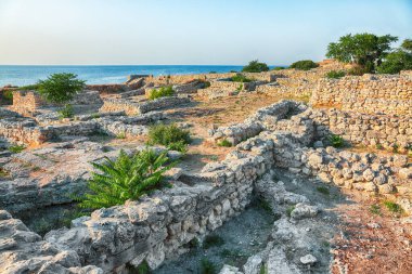 Antik Tauric Chersonese 'nin kalıntıları üzerinde muhteşem bir günbatımı - ulusal tarihi ve arkeolojik rezerv. Sivastopol. Kırım