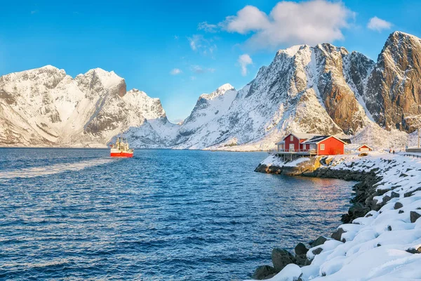 在Reinefjorden海岸上的传统的挪威红木房子和背景上有雪山的渔船 Toppoya Island Lofoten Norway Europe — 图库照片