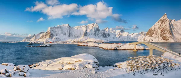Reine ve Sakrisoya köylerinde panoramik kış manzarası ve Olenilsoya adasına köprü. Lofotens 'ta popüler bir turizm merkezi. Konum: Hamnoy, Moskenesoya, Lofoten; Norveç, Avrupa