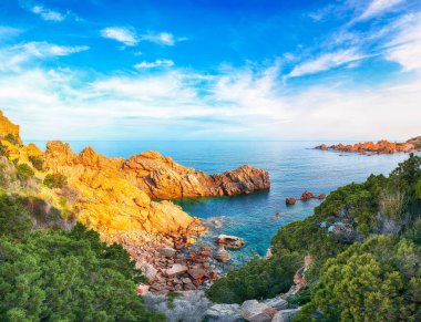 Popüler seyahat merkezi Costa Paradiso 'nun muhteşem manzarası. Akdeniz 'in pitoresk manzarası. Konum: Costa Paradiso, Sassari ili, Sardunya, İtalya, Avrupa