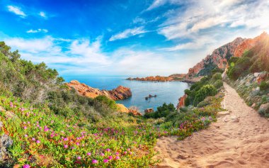 Popüler seyahat merkezi Costa Paradiso 'nun göz kamaştırıcı manzarası. Akdeniz 'in pitoresk manzarası. Konum: Costa Paradiso, Sassari ili, Sardunya, İtalya, Avrupa